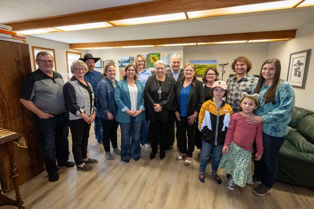 Tuesday’s meeting was hosted by two generations of the Kruger family at their farm near Aberdeen, Sask. (Credit: MCpl/Le Cplc Matthieu Racette, Rideau Hall, OSGG-BSGG) 