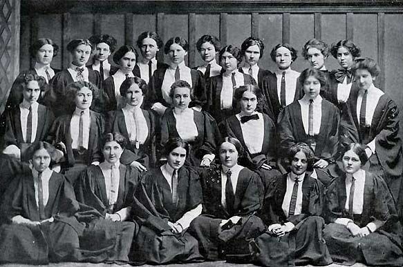 The female population of the University of Saskatchewan, 1912. (Photo: University Archives and Special Collections, 1912 yearbook)