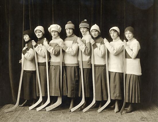 The university’s 1918-19 Women’s Hockey Team, with members C.C. Murray, Iona D. Lawless, Queade Johnston, Edith M. Hartt, Ellen Andreasen, Ada L. Staples (captain), E. Alice Robinson (manager), and Annie Maude McKay. (Photo: University Archives and Special Collections, A-1033)