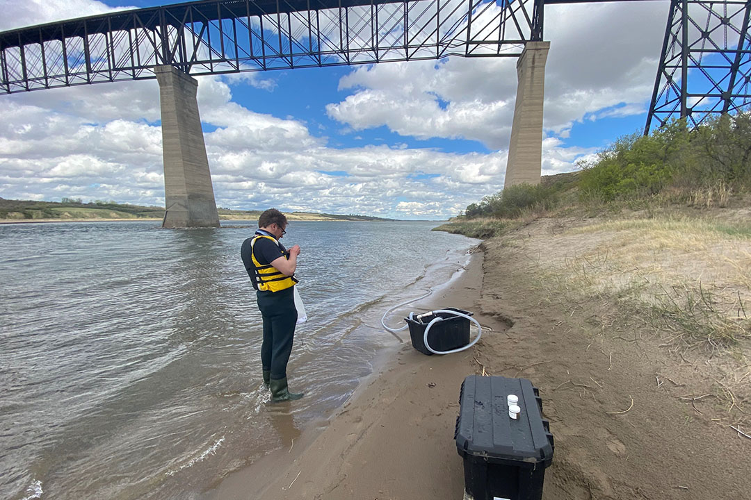 University of Saskatchewan researcher Dr. Markus Brinkmann (PhD) collects samples in the South Saskatchewan River at the Outlook Regional Park. (Photo: Juliane Schultz)