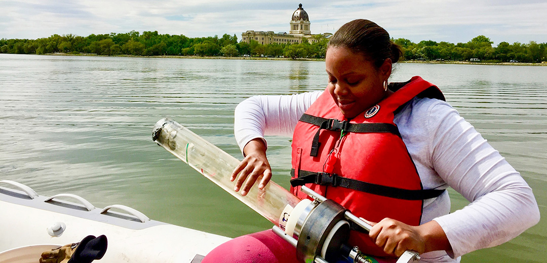 GIWS graduate student Michelle Wauchope-Thompson collects sediment cores from Regina’s Wascana Lake. (Photo: Katy Nugent) 
