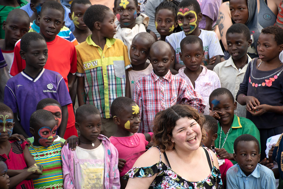 USask master’s student Zoey Roy with children from Kanyawara, Uganda after a day of art creation and face painting in the spring of 2019. (Photo: Irena Creed) 