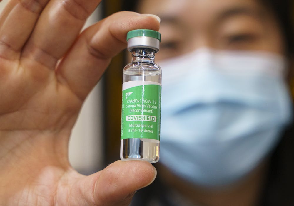 A health-care worker holds up a vial of the AstraZeneca Covishield vaccine at a COVID-19 vaccination clinic in Montréal. (Photo: THE CANADIAN PRESS/Paul Chiasson)