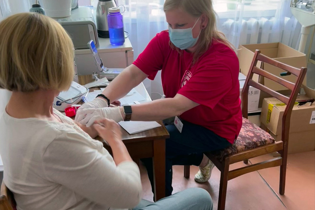 USask alumna Rachel Johnson (MN’21) provides nursing support in Ukraine.