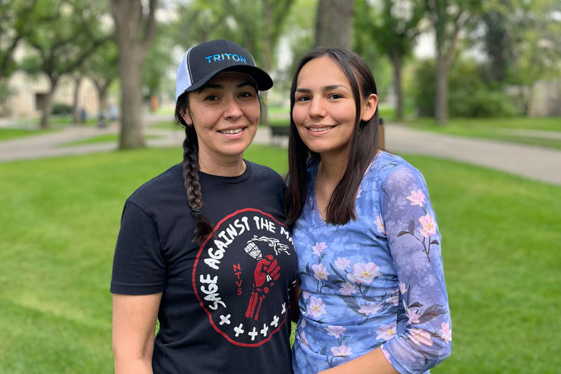 Micheala Merasty with her daughter Taylah Merasty at an Indigenous Student Achievement Pathways barbecue at USask in August. (Photo: Larry Kwok) 