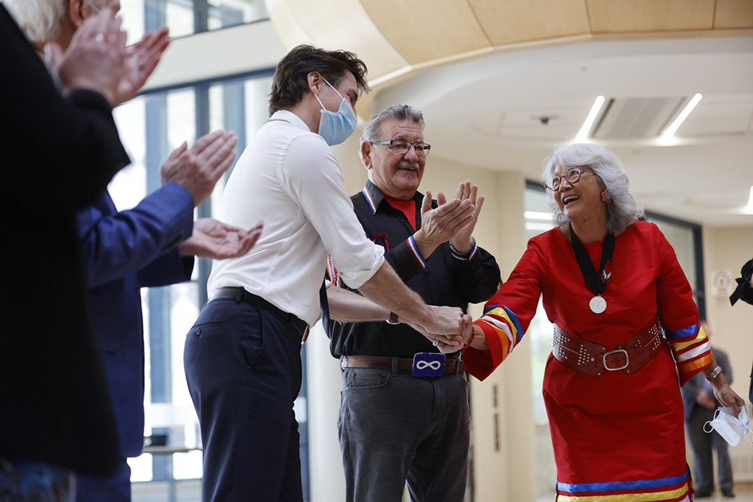 Prime Minister Justin Trudeau meets with Elder Louise Bernice Halfe – Sky Dancer. (Photo: David Stobbe/USask)