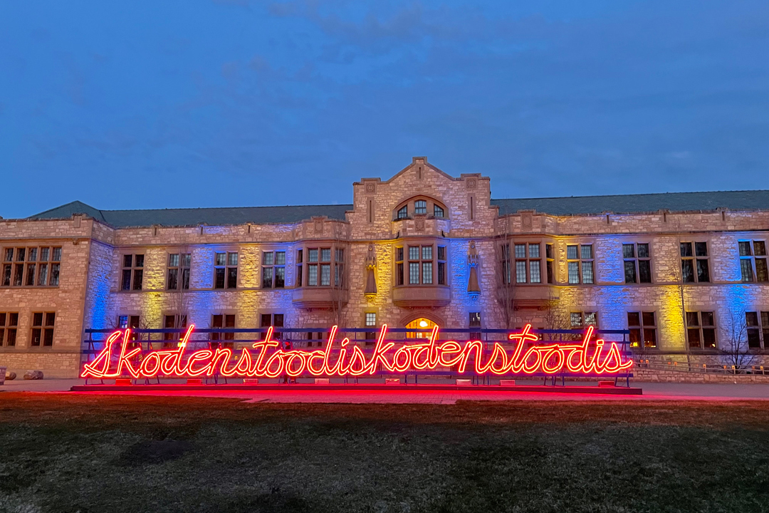 Wally Dion, skodenstoodis, 2022, neon, aluminum, wood platform. This neon sculpture is located at the entrance of the Peter MacKinnon Building. (Photo: Leah Taylor)