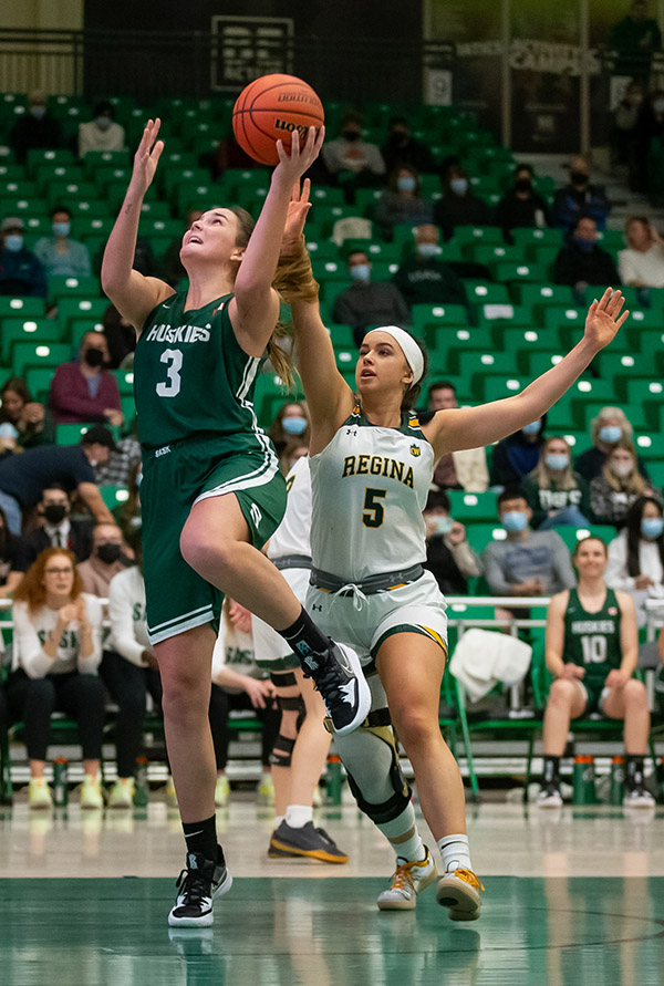 USask’s Carly Ahlstrom will be a driving force in the Huskies’ new season-long head-to-head competition with their provincial rivals, the U of R Cougars. (Photo: Josh Schaefer/Huskie Athletics/GetMyPhoto.ca)