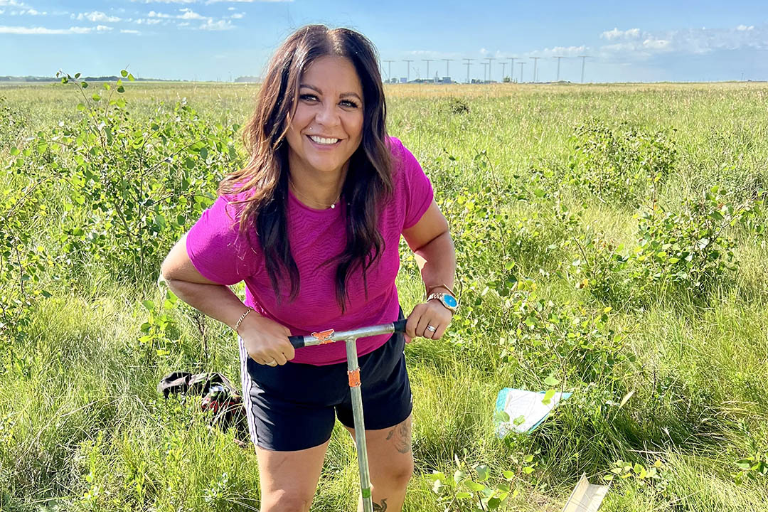Angie Mose collecting soil samples at the USask Kernen Crop Research Farm for the Aski 101 Field Studies in the Environment course. 