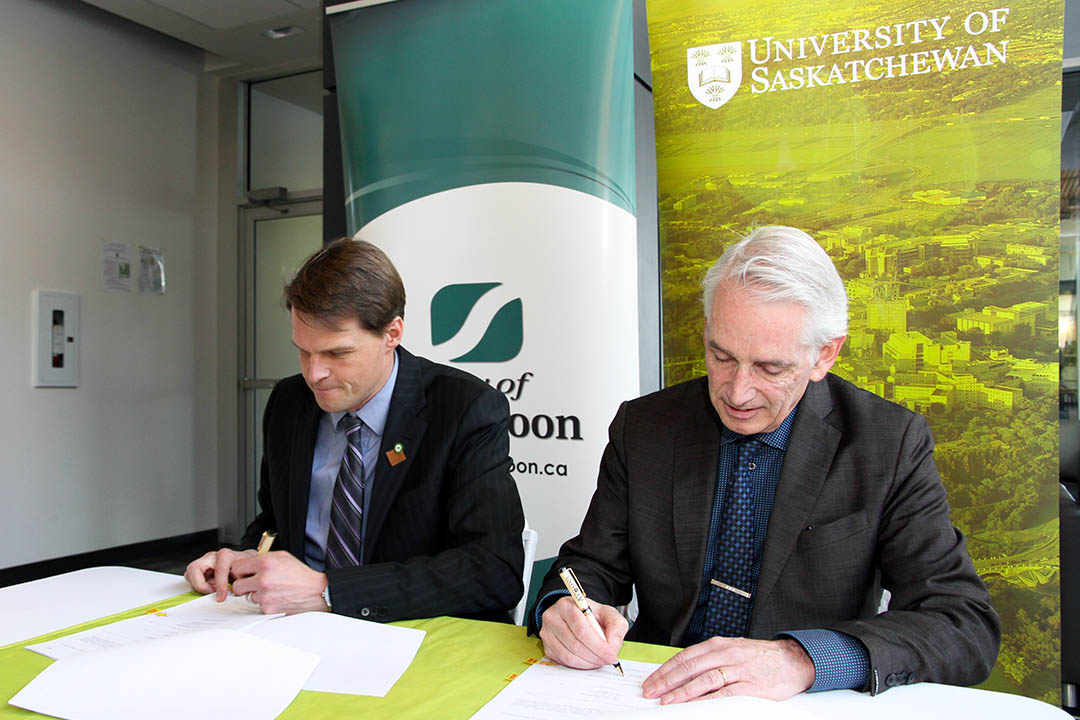 Mayor of Saskatoon Charlie Clark and USask President Peter Stoicheff signed a memorandum of understanding in 2018. (Photo: USask)