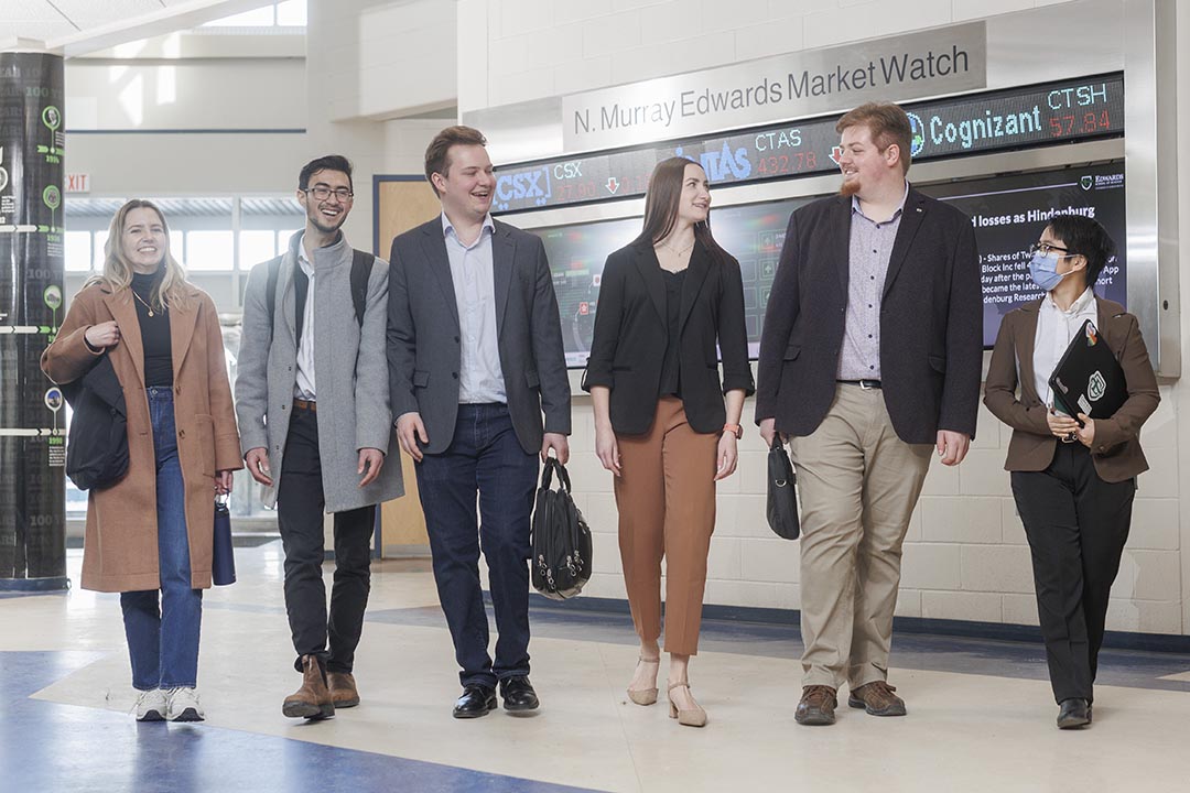 A group of students in the halls of the Edwards School of Business at the University of Saskatchewan (USask). (Photo: Dave Stobbe)