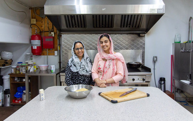 Baljinder Dhaliwal and Ramneet Jassal in the gurudwara's kitchen. 