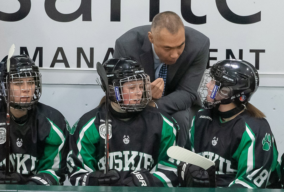 USask Huskie women’s hockey coach Steve Kook addresses players on the bench during a game at Merlis Belsher Place. (Photo: GETMYPHOTO.CA)
