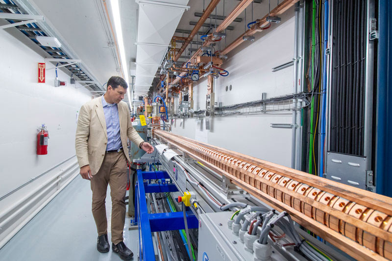 Dr. Leon Katz (PhD), director of the Saskatchewan Accelerator Laboratory, stands next to the linear accelerator in 1964. (Photo: Gibson, University Archives and Special Collections, A-4393)