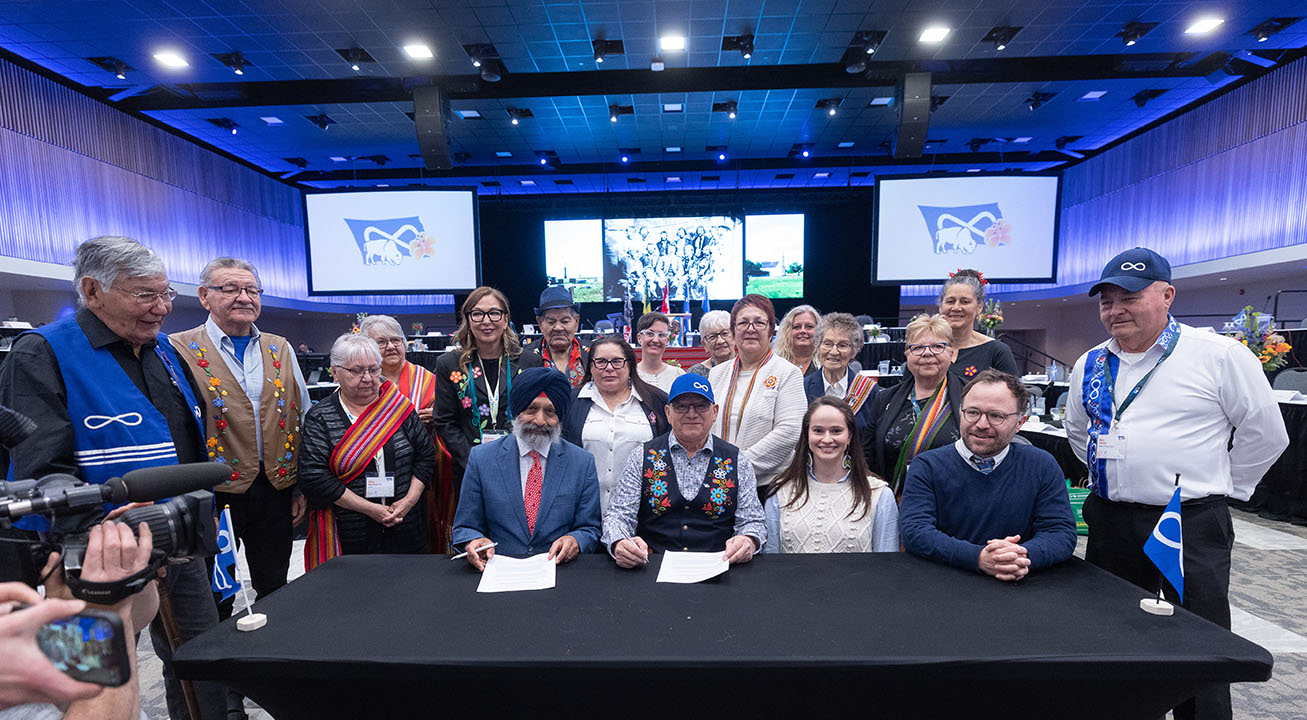 USask Vice President Research Baljit Singh (centre-left) and Métis Nation-Saskatchewan President Glen McCallum (centre-right) signed the research agreement on May 25, 2024 (Photo: MN-S)