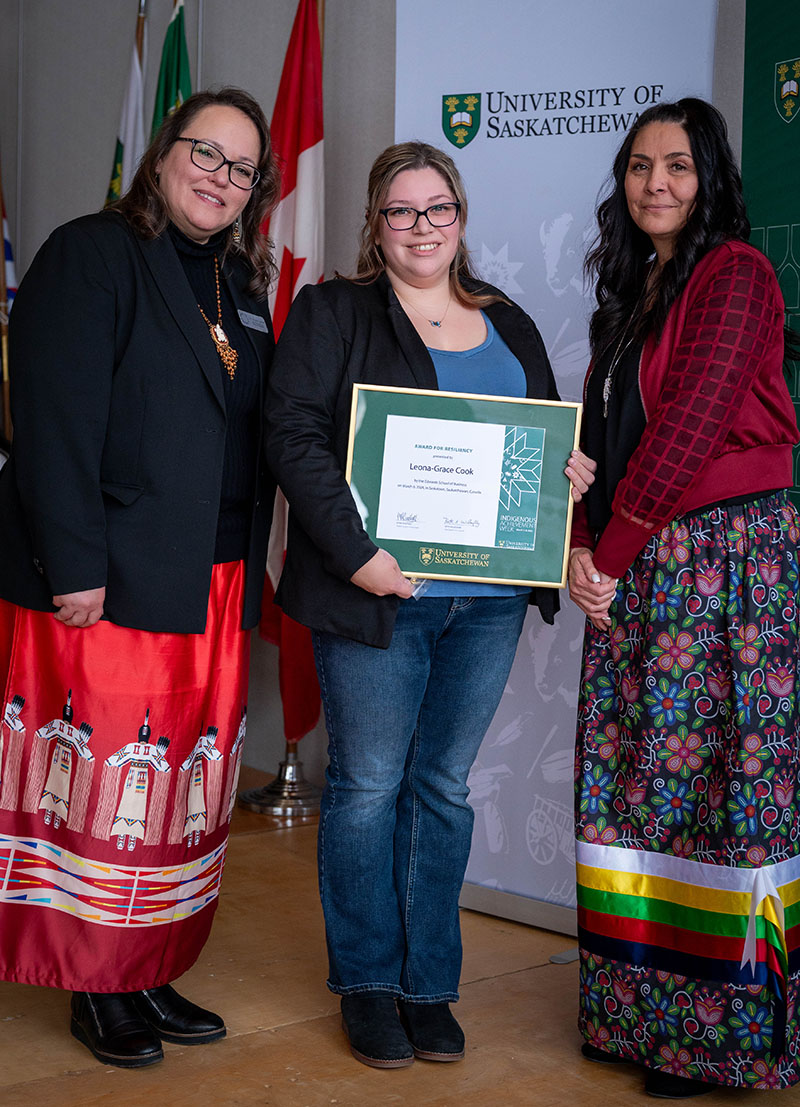 Leona-Grace Cook receives her award from Angela Jaime Vice-Provost Indigenous Engagement and Lori Delorme Acting Director of the Gordon Oakes Red Bear Student Centre. (Photo: Nicole Denbow)