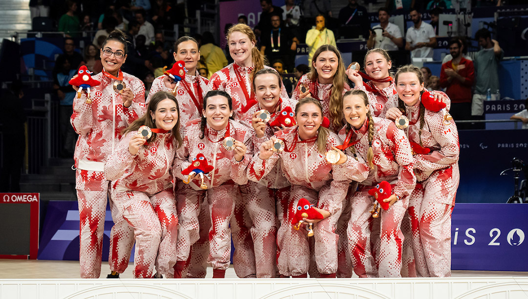 From left: USask alumna Shelby Newkirk is awarded her bronze medal in the women’s S6 100m backstroke at the Paralympic Games in Paris, France on September 7. (Photo: Ian MacNicol, Swimming Canada). USask agribusiness alum Julie Kozun was a member of Canada’s sitting volleyball team in the Paris Paralympics. (Photo: Volleyball Canada)