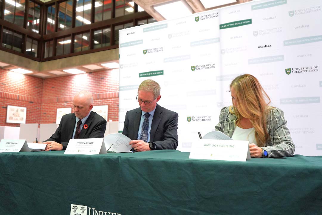 This collaboration, led by USask’s College of Engineering, was signed on November 12 by USask Associate Vice President Research, Dr. Terry Fonstad, CNL Vice President Dr. Stephen Bushby and AECL Vice President, Amy Gottschling. (Photo: USask)