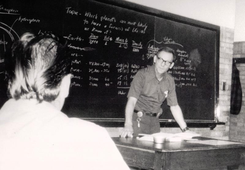 Former USask alumnus/staff member Gordon Patterson (top bunk) in a German prisoner of war camp during the Second World War. (Photo: Submitted)