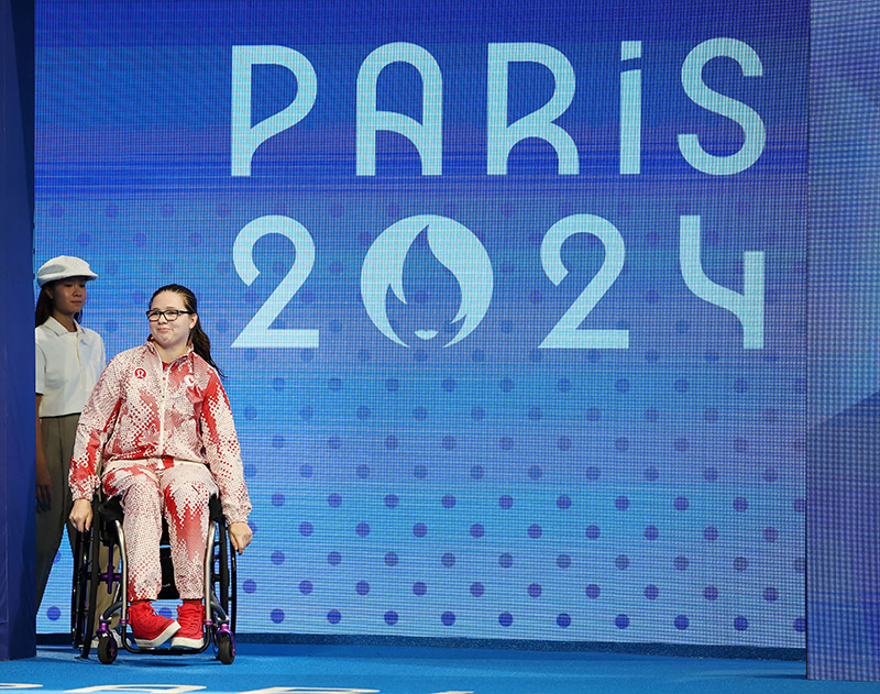 From left: USask alumna Shelby Newkirk is awarded her bronze medal in the women’s S6 100m backstroke at the Paralympic Games in Paris, France on September 7. (Photo: Ian MacNicol, Swimming Canada). USask agribusiness alum Julie Kozun was a member of Canada’s sitting volleyball team in the Paris Paralympics. (Photo: Volleyball Canada)