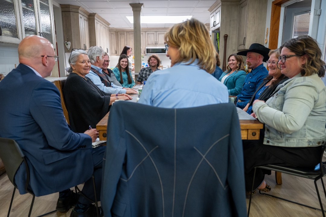 “Having the discussions at the kitchen table with coffee and cookies, and at a multigenerational farm, made for an intimate setting, said Kirychuk. (Credit: MCpl/Le Cplc Matthieu Racette, Rideau Hall, OSGG-BSGG)
