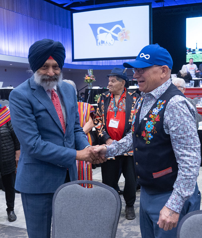 USask Vice President Research Baljit Singh (centre-left) and Métis Nation-Saskatchewan President Glen McCallum (centre-right) signed the research agreement on May 25, 2024 (Photo: MN-S)