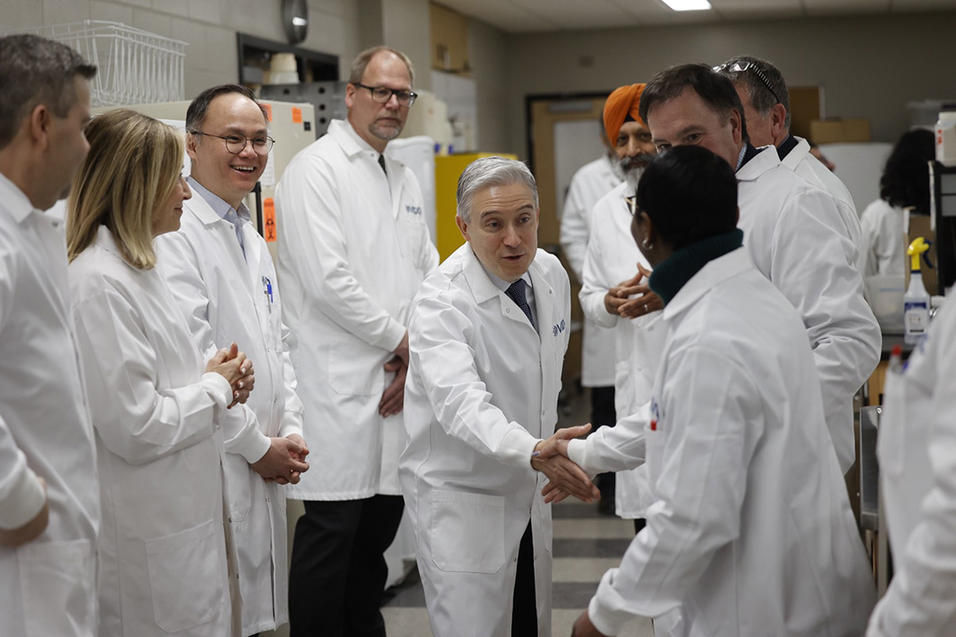 Students and researchers meet with Minister Francois-Philippe Champagne at one of VIDO's Level 2 laboratories. (Credit: USask/ David Stobbe)