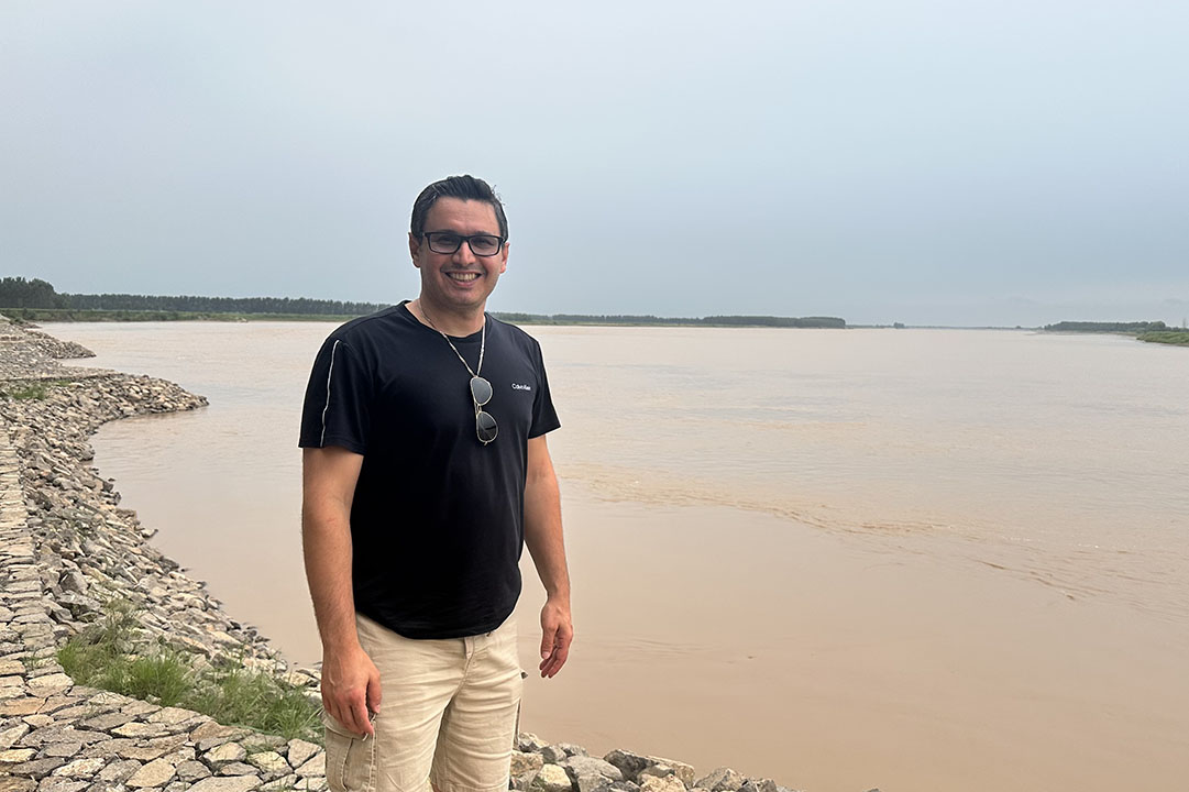 SENS hydrology researcher Dr. Saman Razavi (PhD) at the Yellow River in China during a research visit in August 2025. (Photo: Submitted)