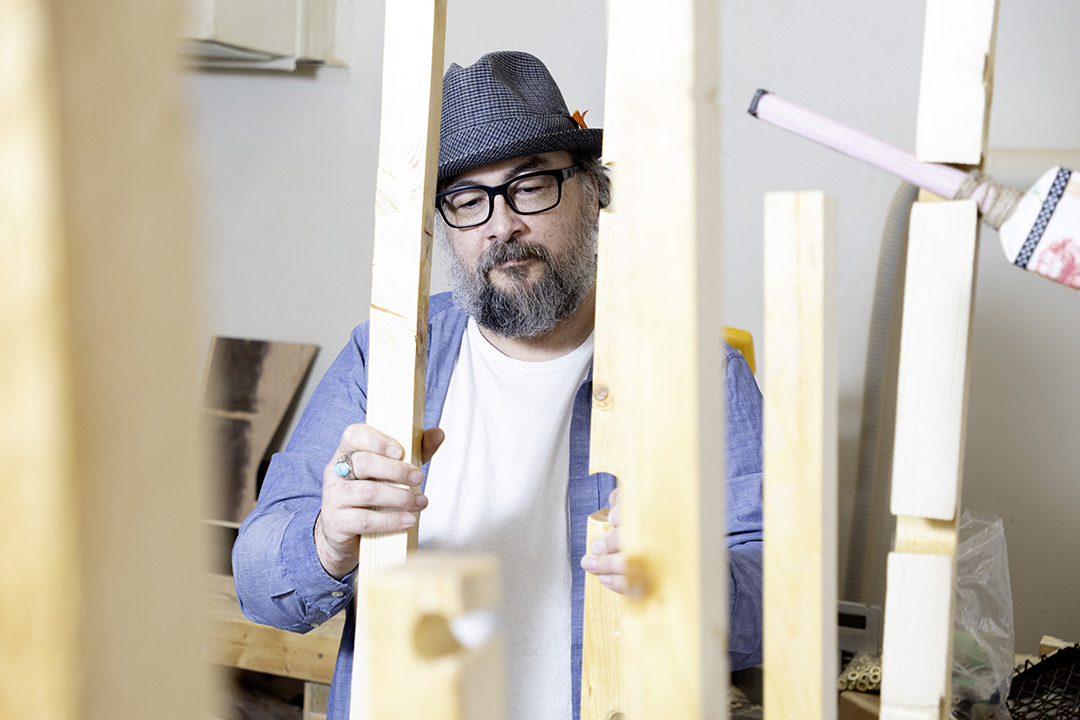 USask fourth-year BFA student Ryan Richard is lead artist on a collaborative art project and exhibition called ᑮᐦᑖᐧᒼ ᐋᐸᒋᐦᑖᐃᐧᐣ – kihtwâm âpacihtâwin – using again/re-purposing. (Photos: Chris Putnam)